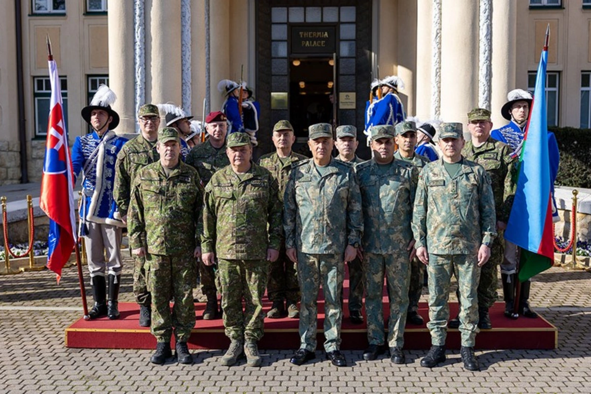 Azərbaycanla Slovakiya arasında hərbi sahələrdə əməkdaşlıq müzakirə edilib Azərbaycanla Slovakiya arasında hərbi sahələrdə əməkdaşlıq müzakirə edilib