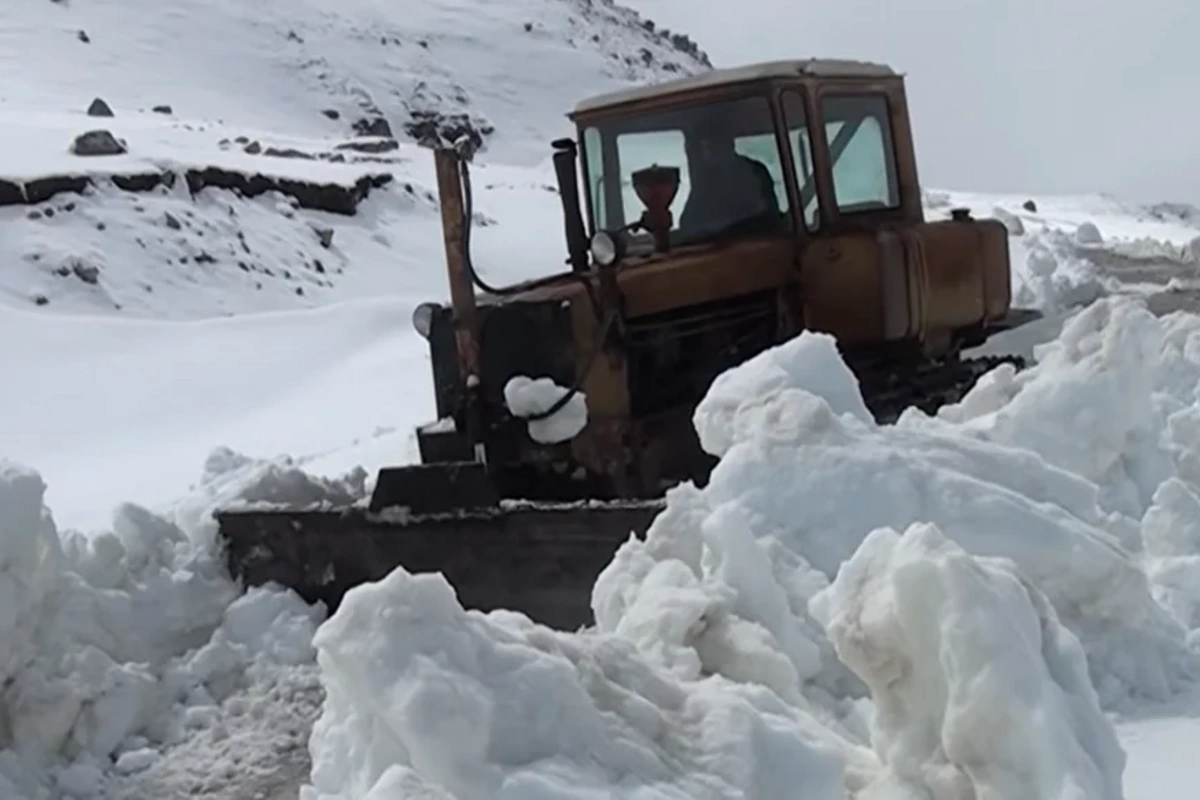 Ömrümdə belə hadisə görməmişdim - Qubada qarın hündürlüyü üç metri keçib