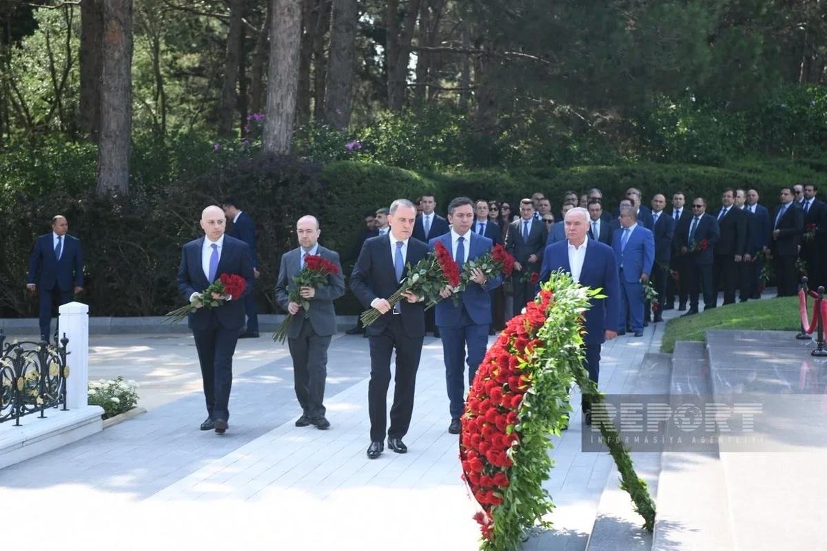 Azərbaycan XİN-in kollektivi Fəxri və Şəhidlər xiyabanlarını ziyarət edib