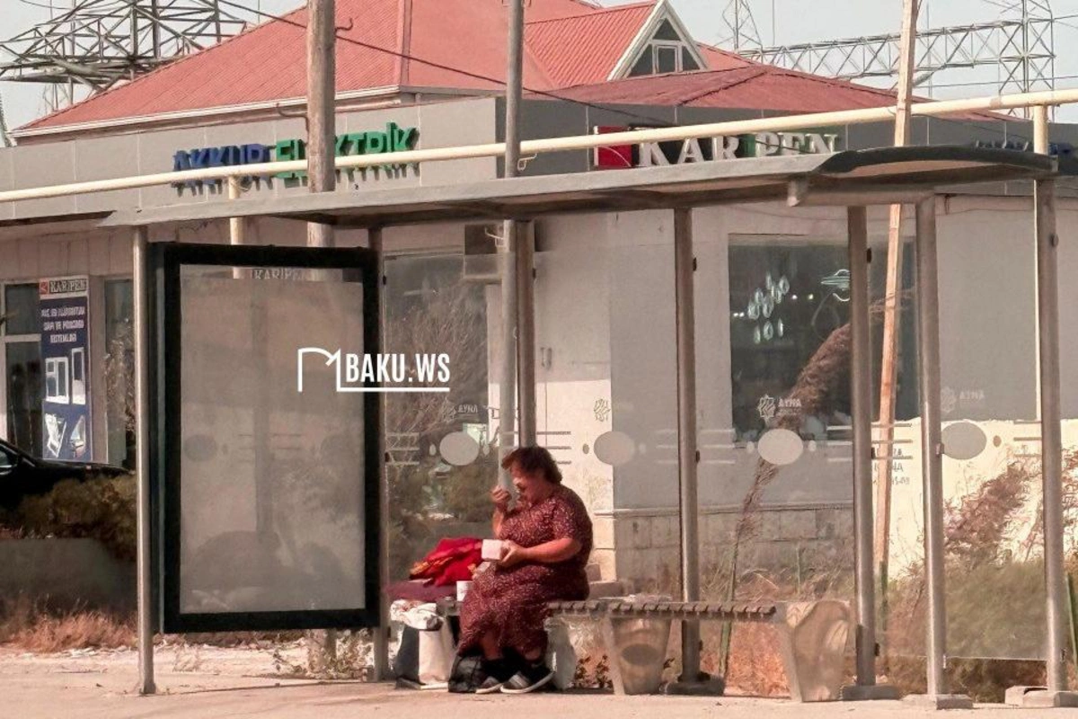 Bakıda yaşlı qadın 6 aydır dayanacaqda yaşayır Bakıda yaşlı qadın 6 aydır dayanacaqda yaşayır