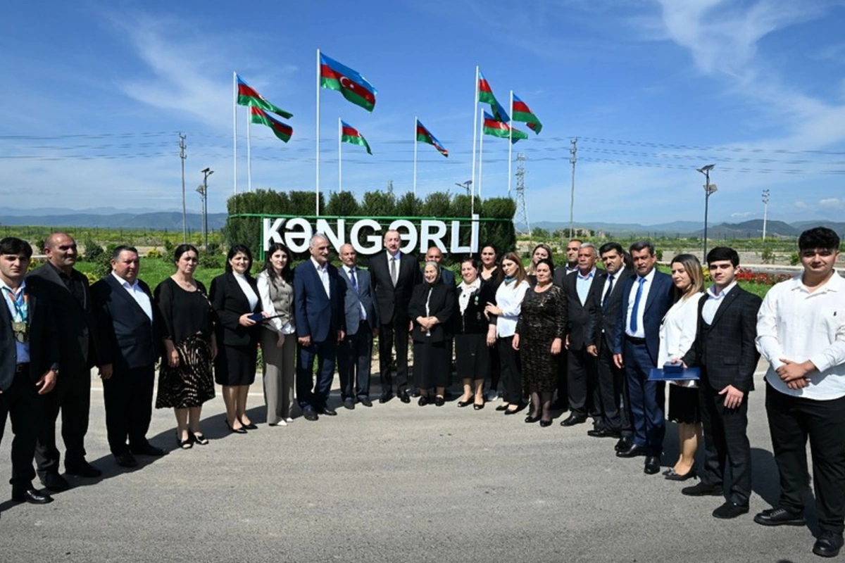 İlham Əliyev Ağdamın Kəngərli kəndinə köçən sakinlərlə görüşüb, onlara evlərin açarlarını təqdim edib