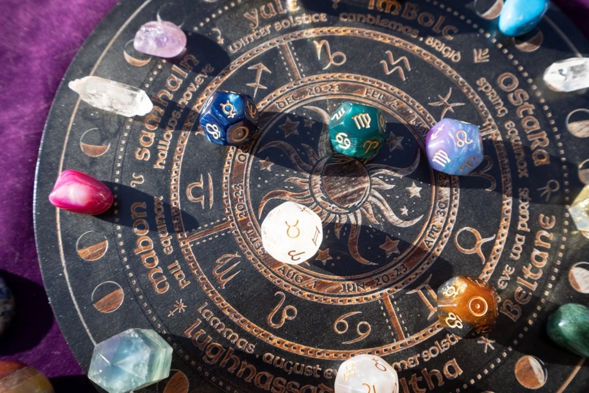 Niyə biz astrologiyaya bu qədər inanırıq?