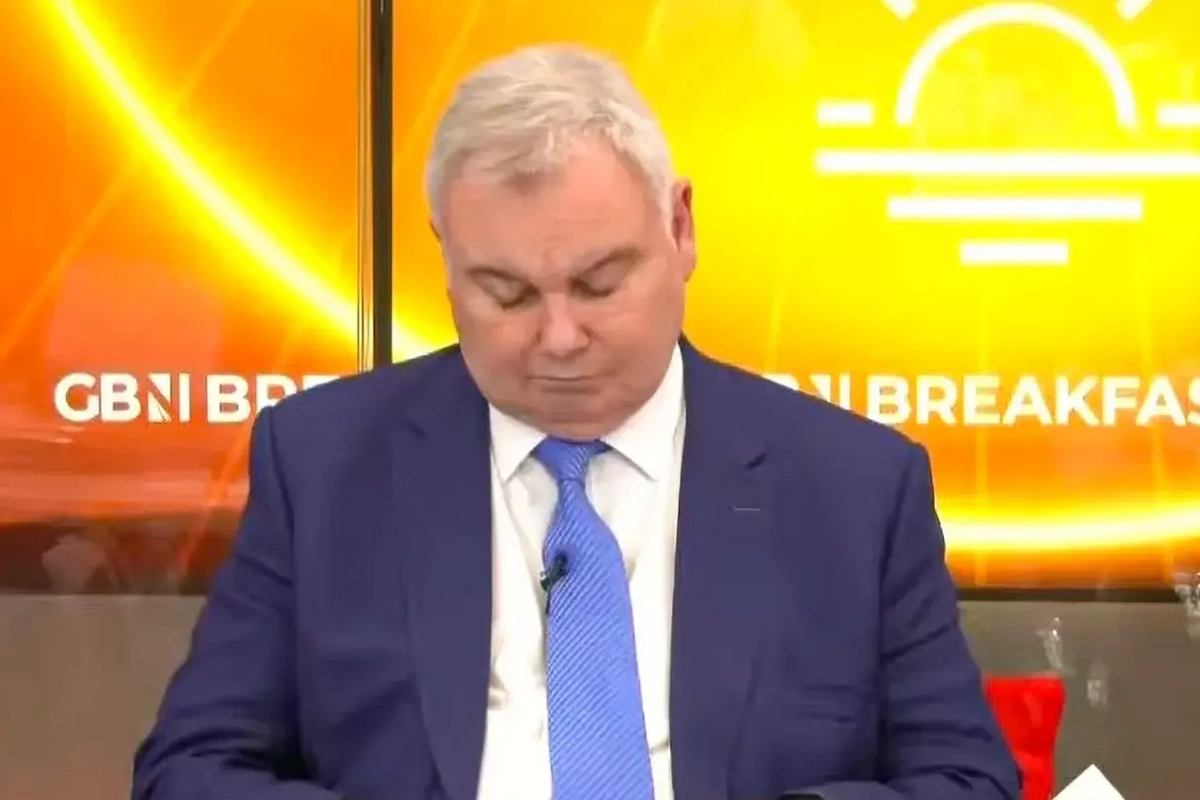 Məşhur teleaparıcı canlı yayım zamanı yuxulayıb