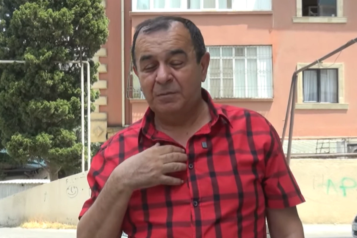 Azərbaycanda tanınmış aktyor dərmanlarını almaq üçün corab satır