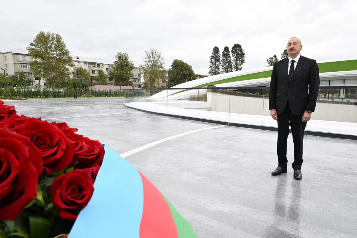 İlham Əliyev Anım Günü ilə əlaqədar Vətən müharibəsi şəhidlərinin xatirəsini bir dəqiqəlik sükutla yad edib