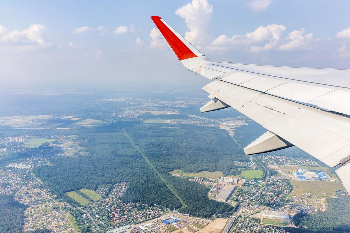 Sərnişinlə dolu təyyarənin havada mühərriki ALOVLANDI