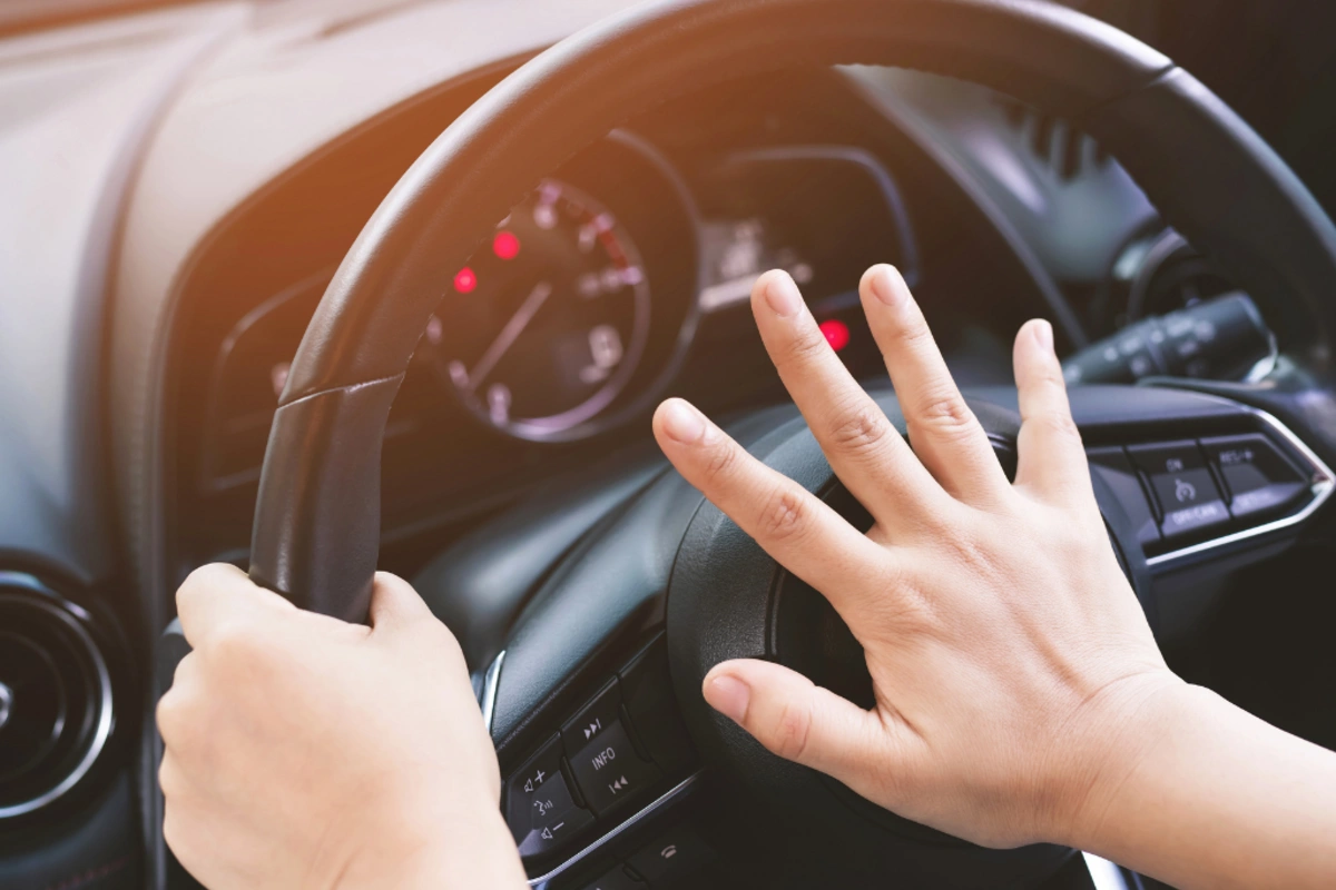 В Баку опасная дорога угрожает жизни водителей и мучает местных жителей