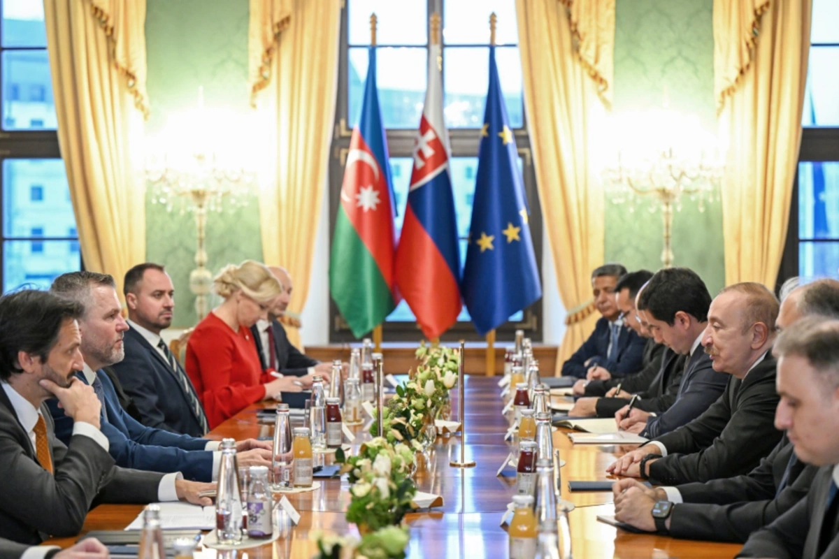 В Братиславе состоялась встреча президентов Азербайджана и Словакии в расширенном составе