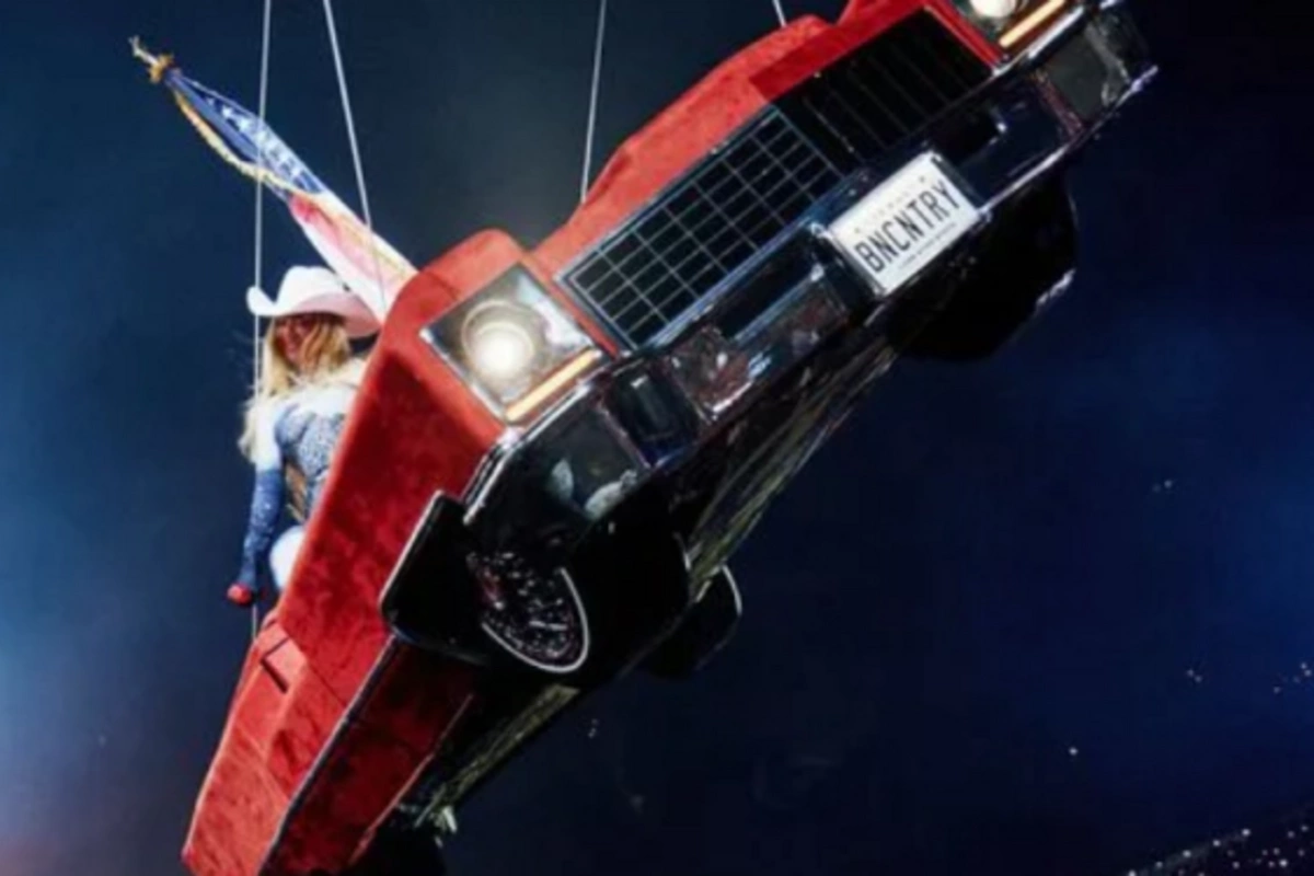 Beyoncé almost fell from a flying car during a concert Beyoncé almost fell from a flying car during a concert