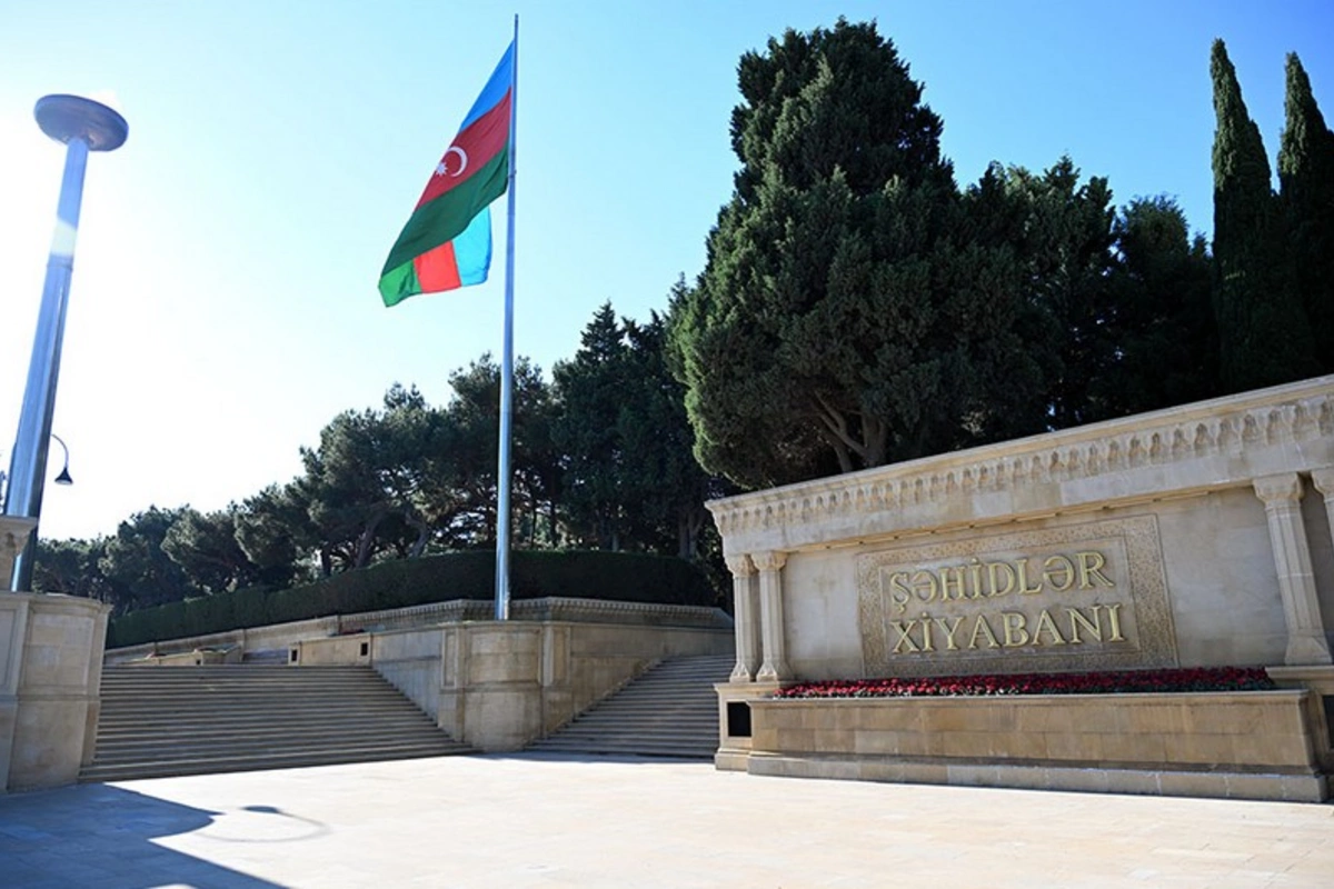 XİN rəhbərliyi Şəhidlər xiyabanını ziyarət edib XİN rəhbərliyi Şəhidlər xiyabanını ziyarət edib