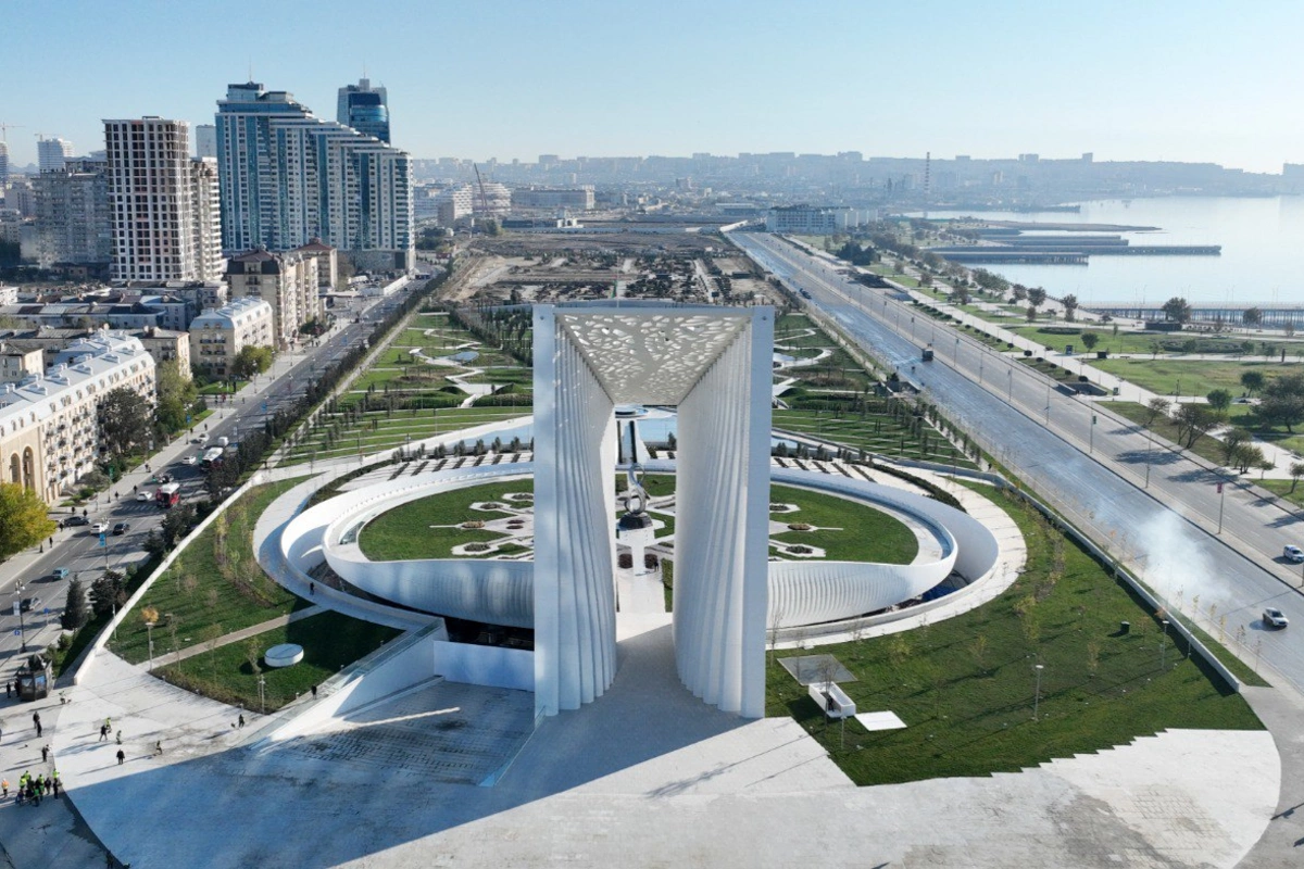 Azərbaycan xalqı Zəfər parkını ziyarət edir