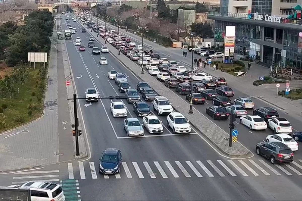 Bakıda doqquz istiqamət üzrə nəqliyyatın sıxlığı müşahidə olunur