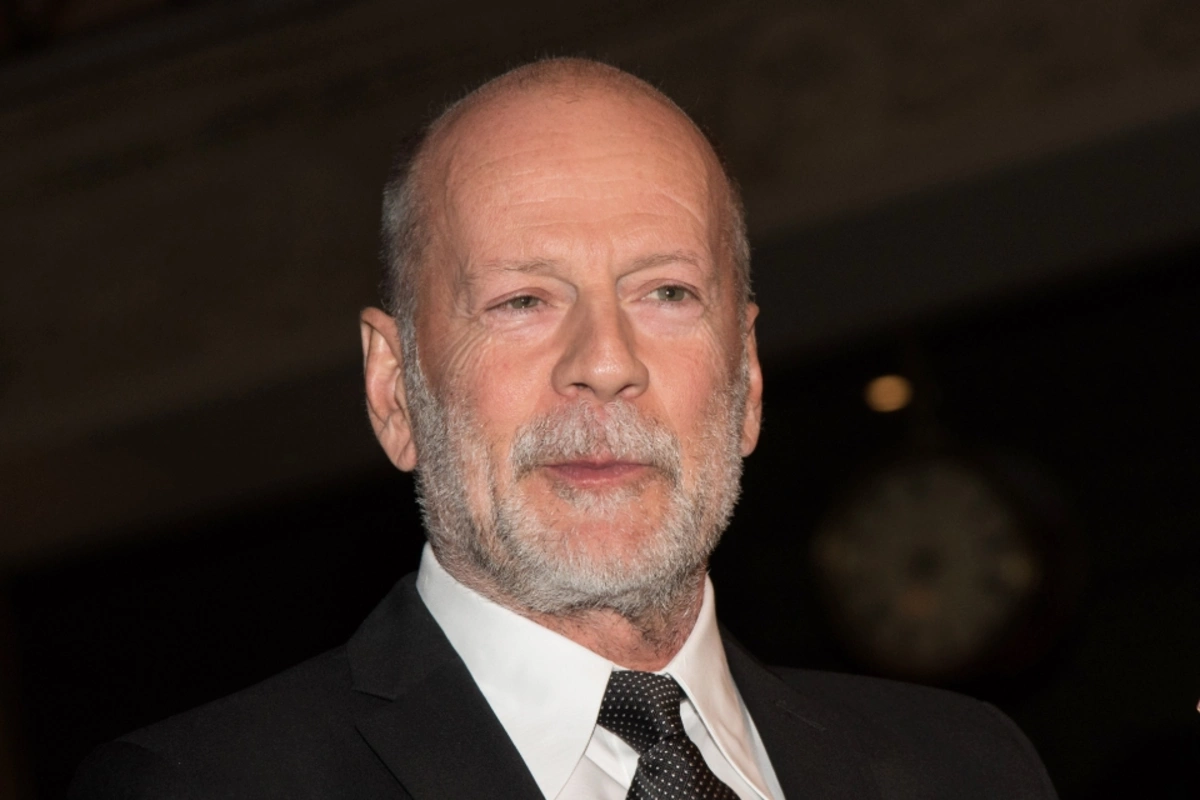 Появились кадры редкой прогулки тяжелобольного Брюса Уиллиса