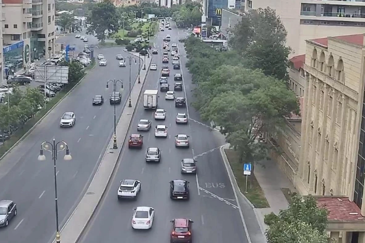 Bakının iki prospektində tıxac yaranıb Bakının iki prospektində tıxac yaranıb