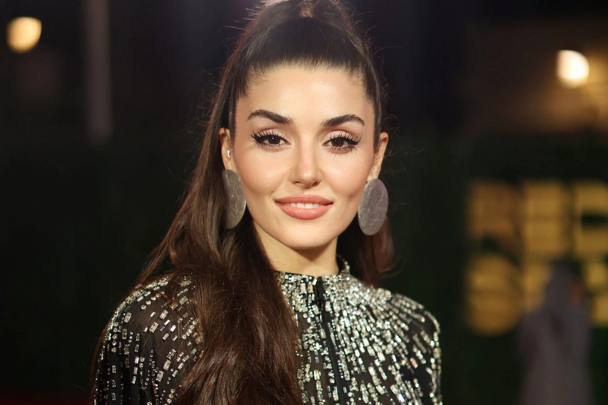 Турецкая актриса Ханде Эрчел в прозрачном платье прошлась по улице