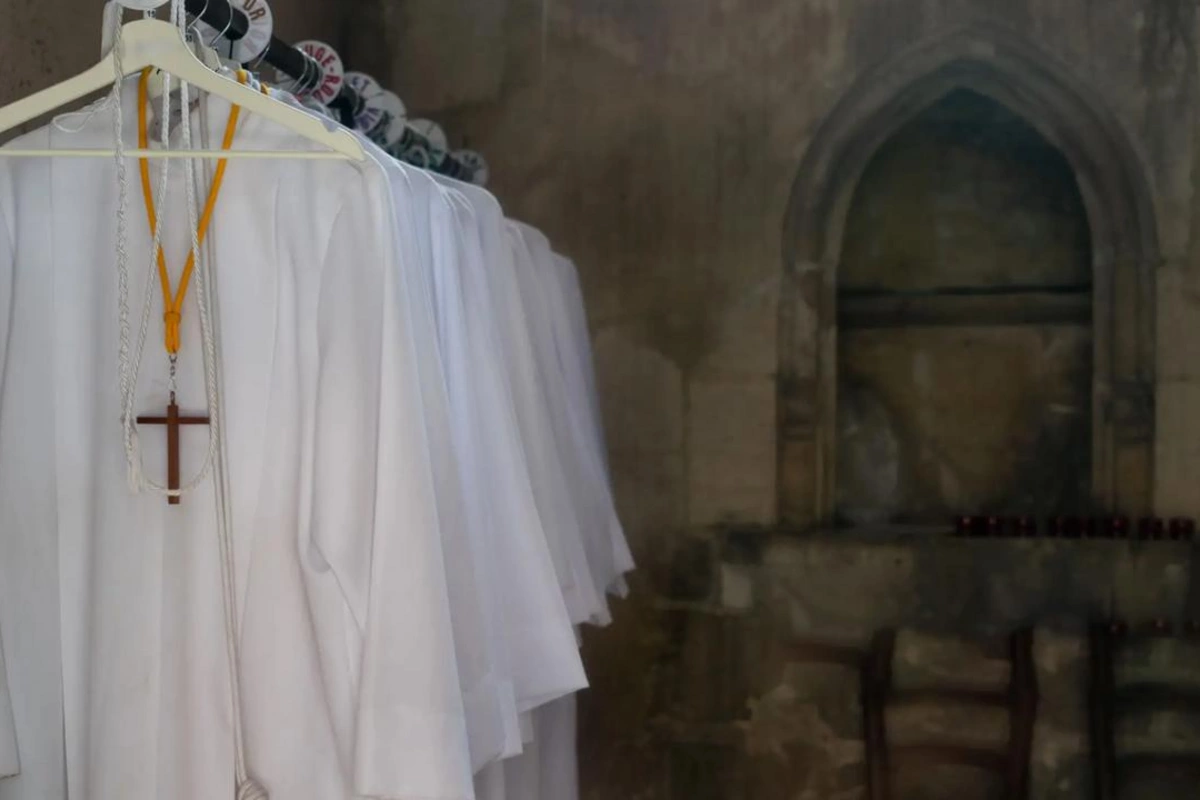 50 il boyunca uşaqlara dini təhsil verən rahib seksual istismar ittihamı ilə həbs olundu