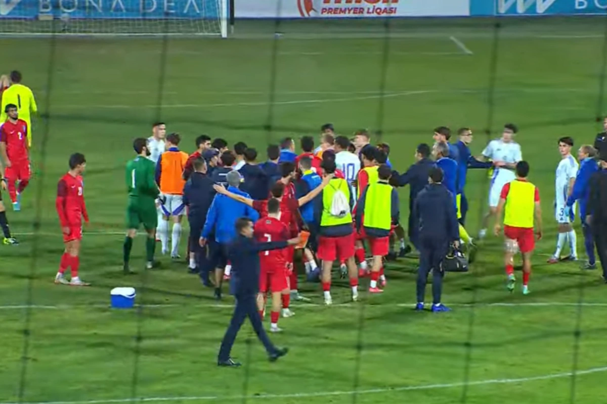 Şotlandiya ilə oyunda QALMAQAL - Futbolçulardan tərbiyəsiz hərəkət Şotlandiya ilə oyunda QALMAQAL - Futbolçulardan tərbiyəsiz hərəkət