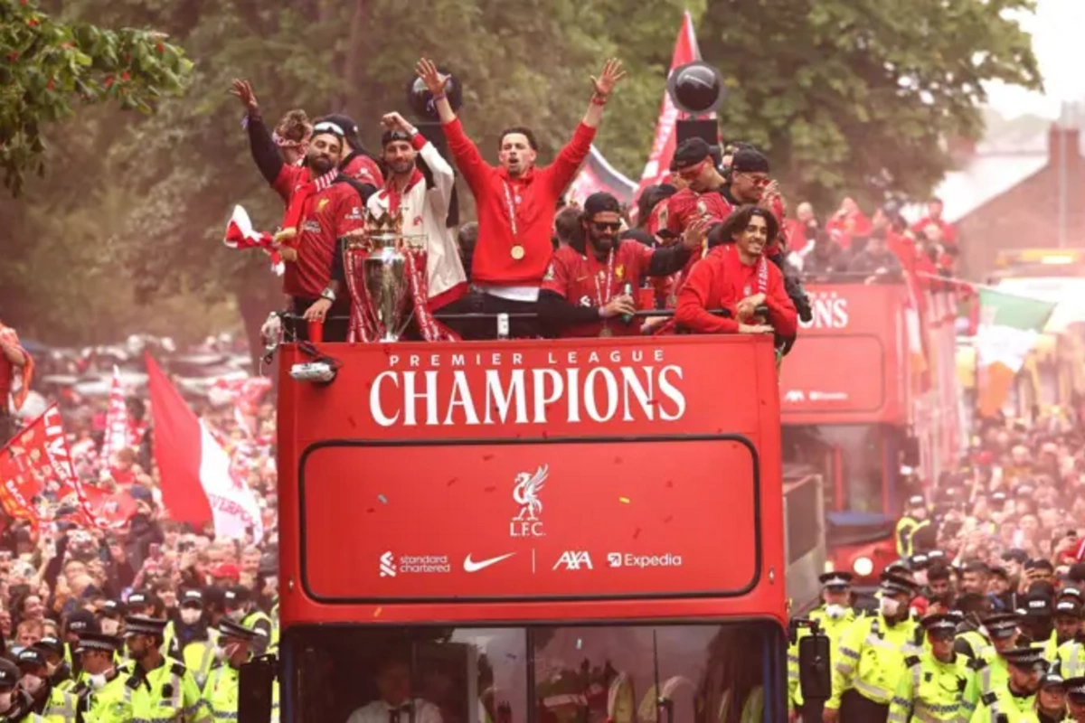 Liverpulda parad zamanı azarkeşlərin üzərinə maşın sürdü - Onlarla yaralı var Liverpulda parad zamanı azarkeşlərin üzərinə maşın sürdü - Onlarla yaralı var