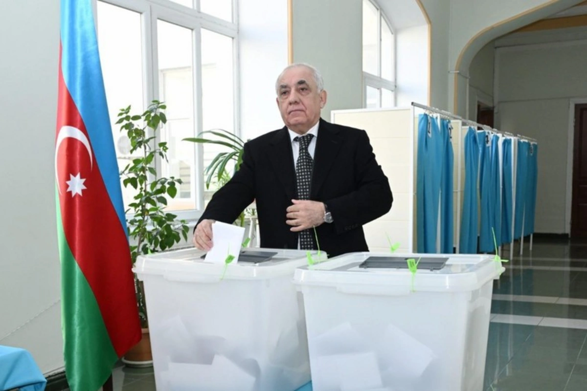 Baş nazir bələdiyyə seçkisində səs verib