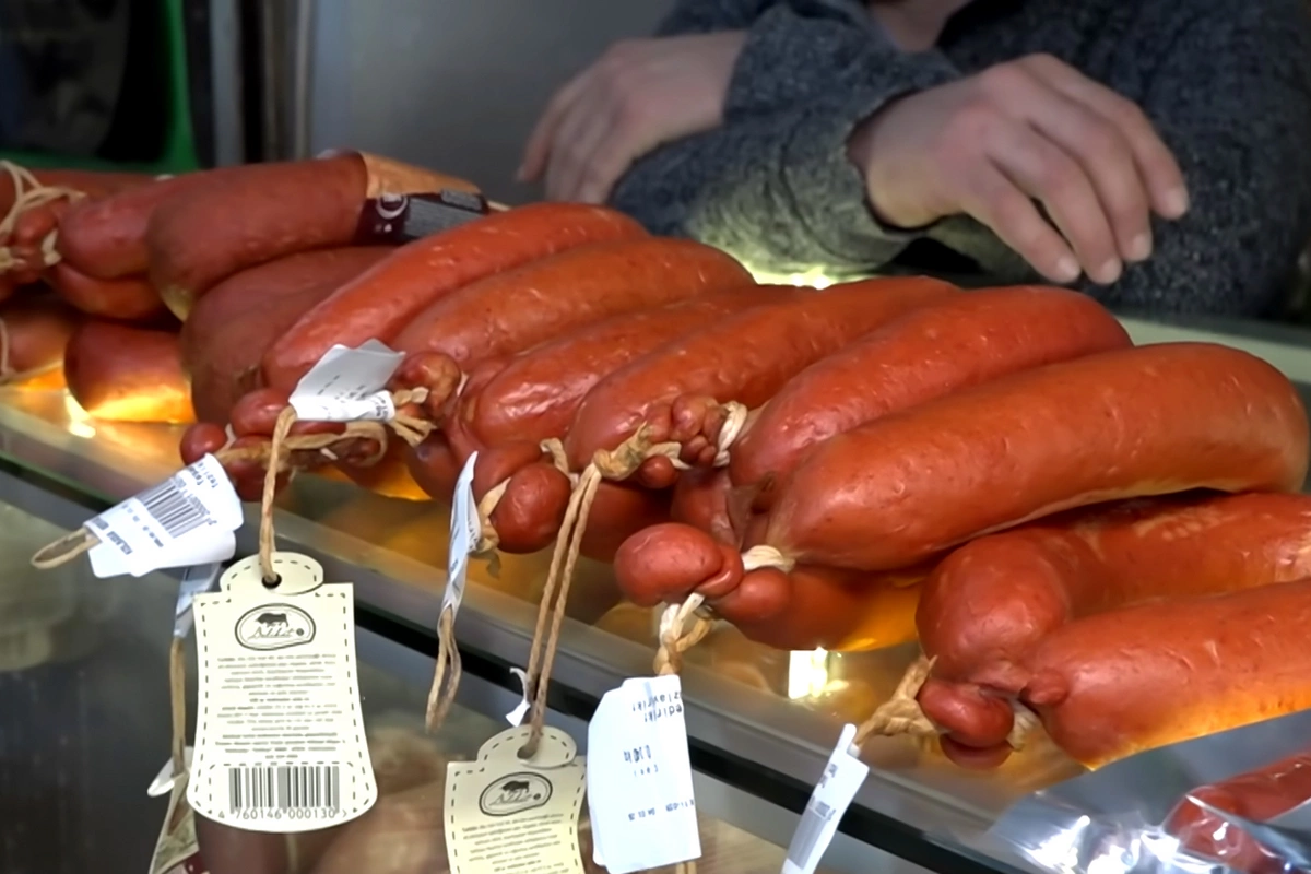 Ucuz kolbasa məhsullarından birinin tərkibində at əti aşkarlandı