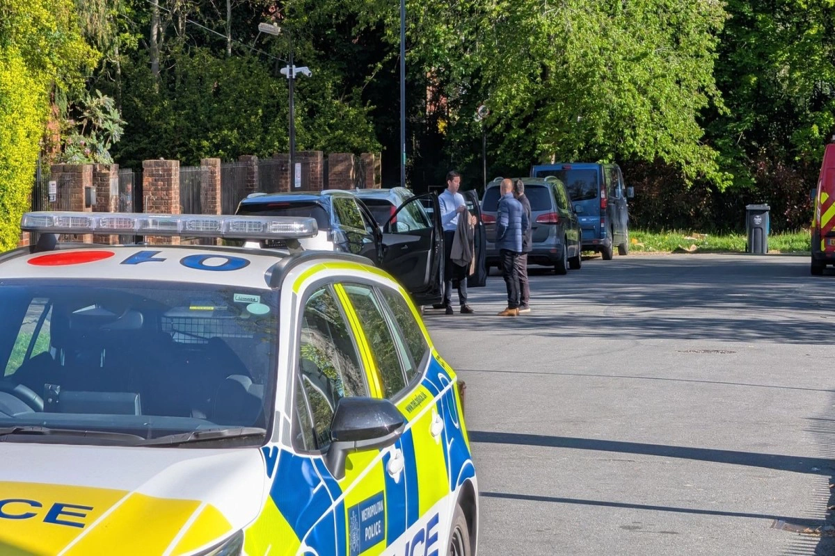 Londonda sinaqoqa hücum cəhdi: bina yandırılmaq istənilib