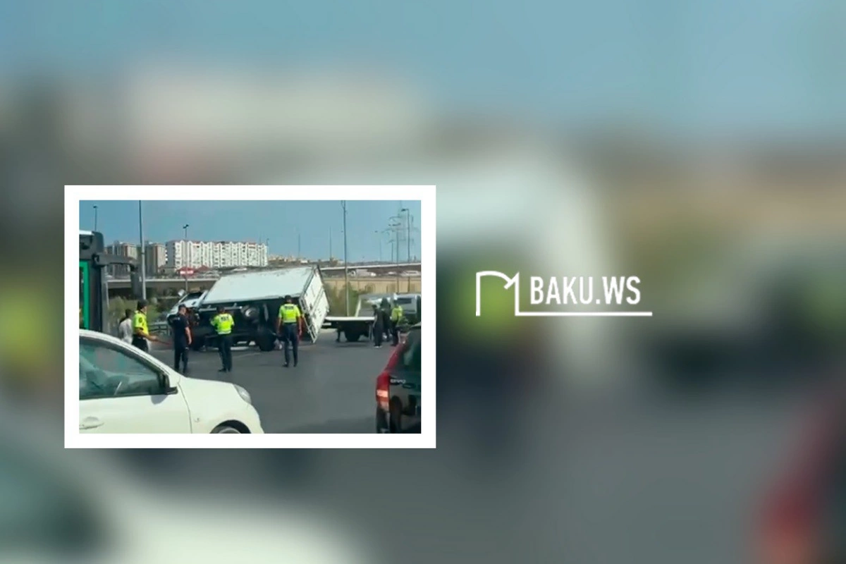 Koroğlu körpüsündə yük maşını aşıb Koroğlu körpüsündə yük maşını aşıb