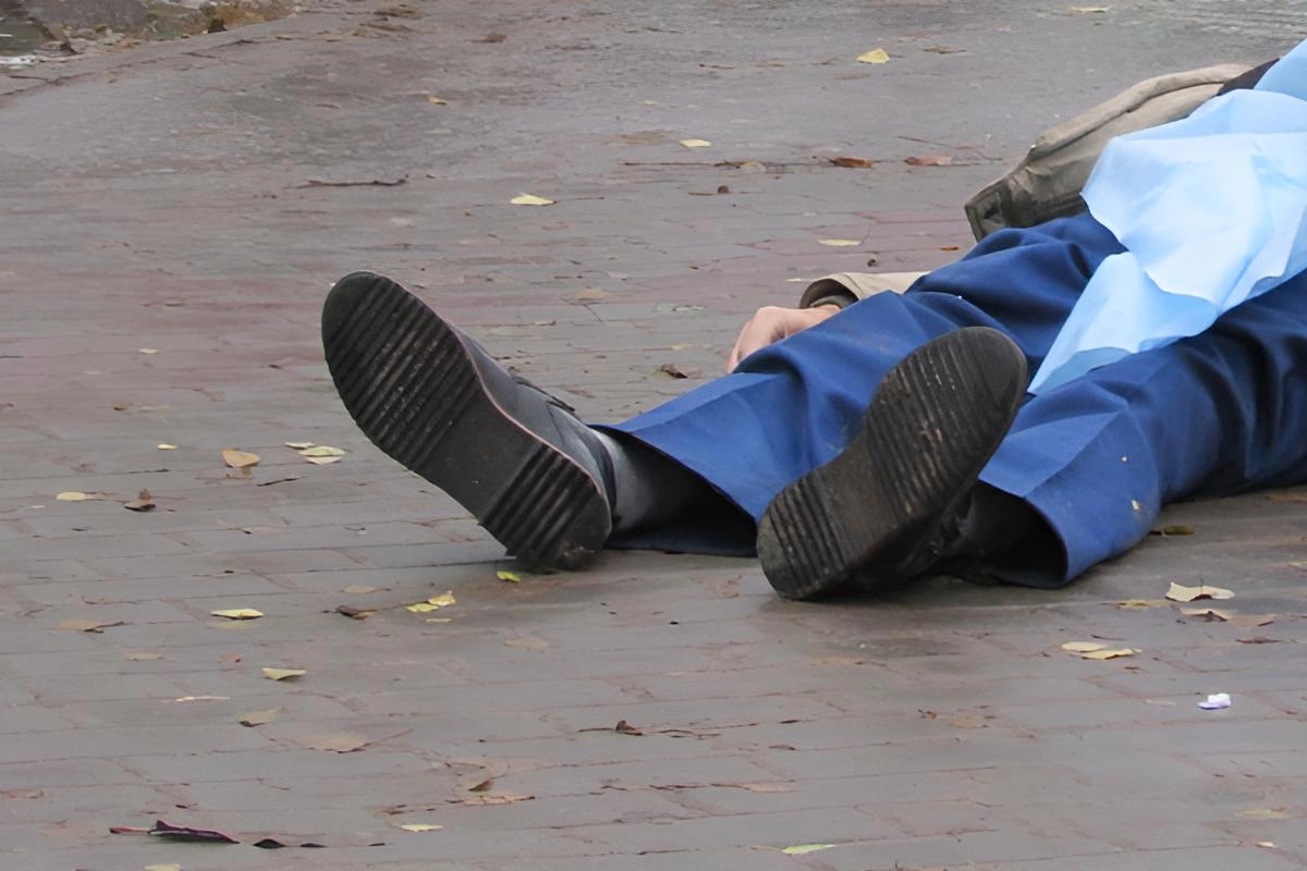 Həyətdə yıxılan 48 yaşlı kişi öldü