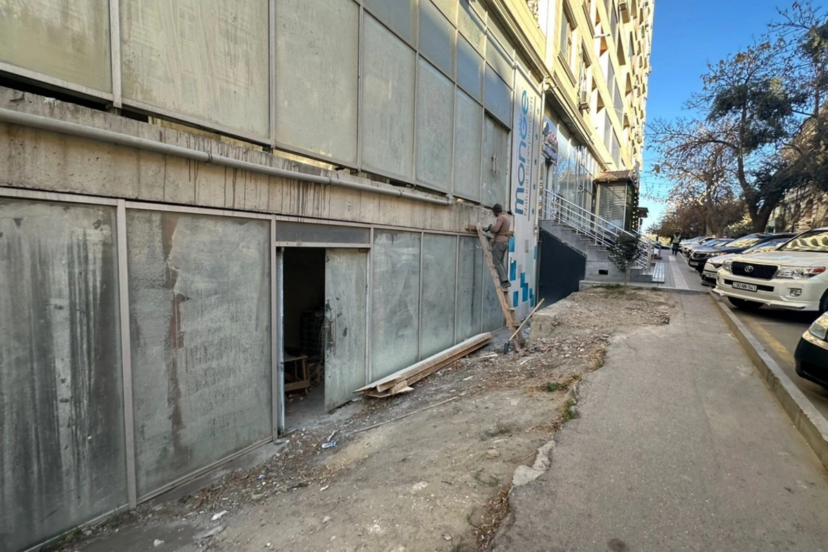 В Баку демонтировали незаконно установленную лестницу на тротуаре В Баку демонтировали незаконно установленную лестницу на тротуаре