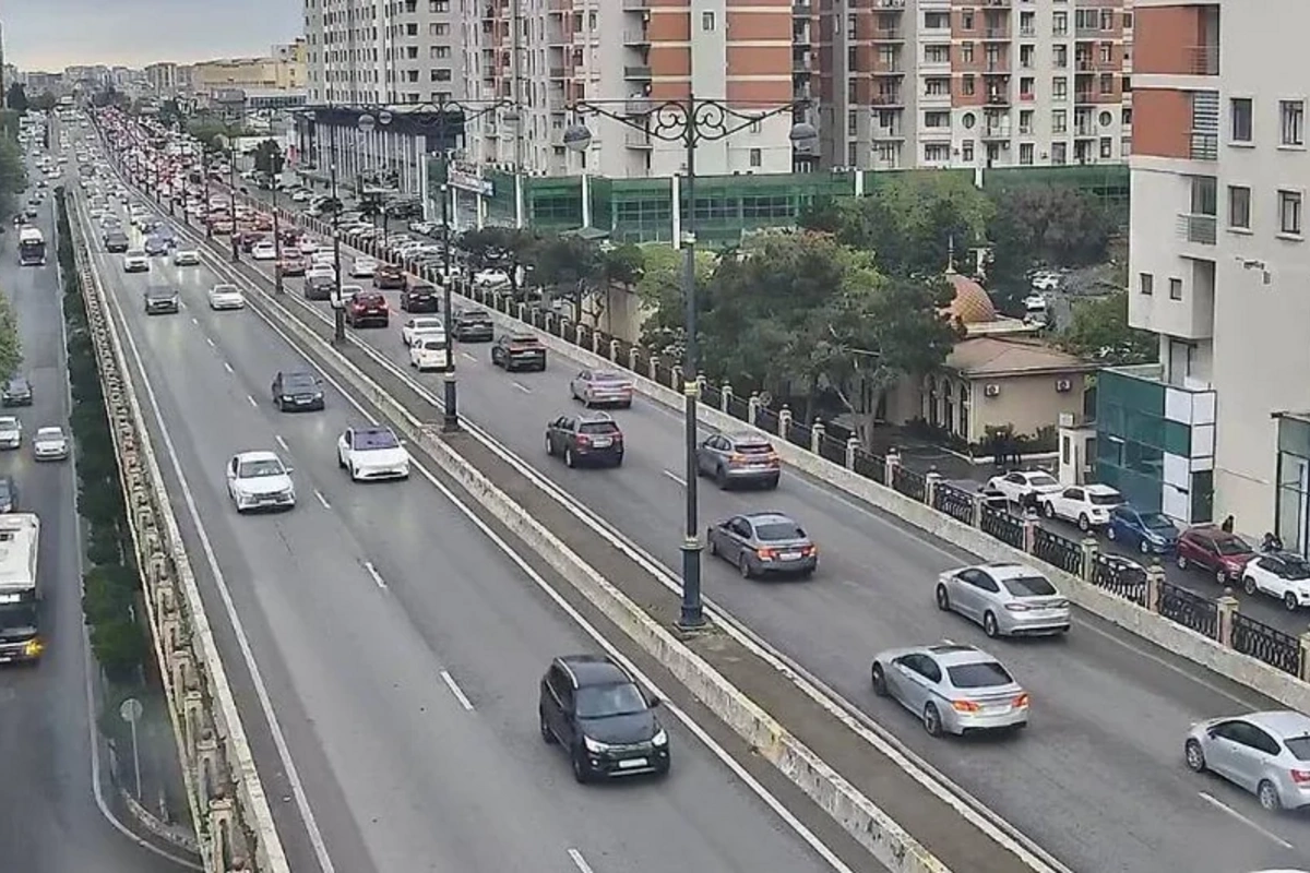 Bakının bir sıra yollarında nəqliyyatın sıxlığı yaranıb