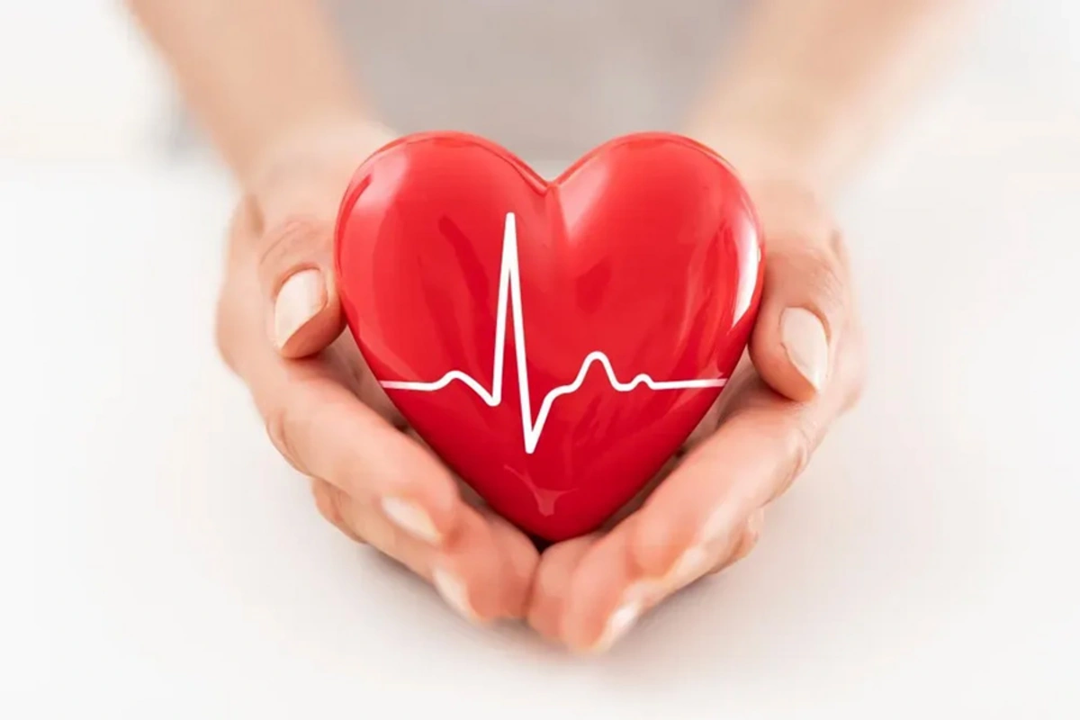 What to eat and avoid for a strong heart?Eat more:- Fish rich in omega-3 (salmon, sardines, mackerel)- Vegetables and fruits- Whole grains- Nuts and seeds- Olive oil- Legumes- Lean poultry meat- Low-fat dairy productsAvoid or limit:- Salt and salty foods-