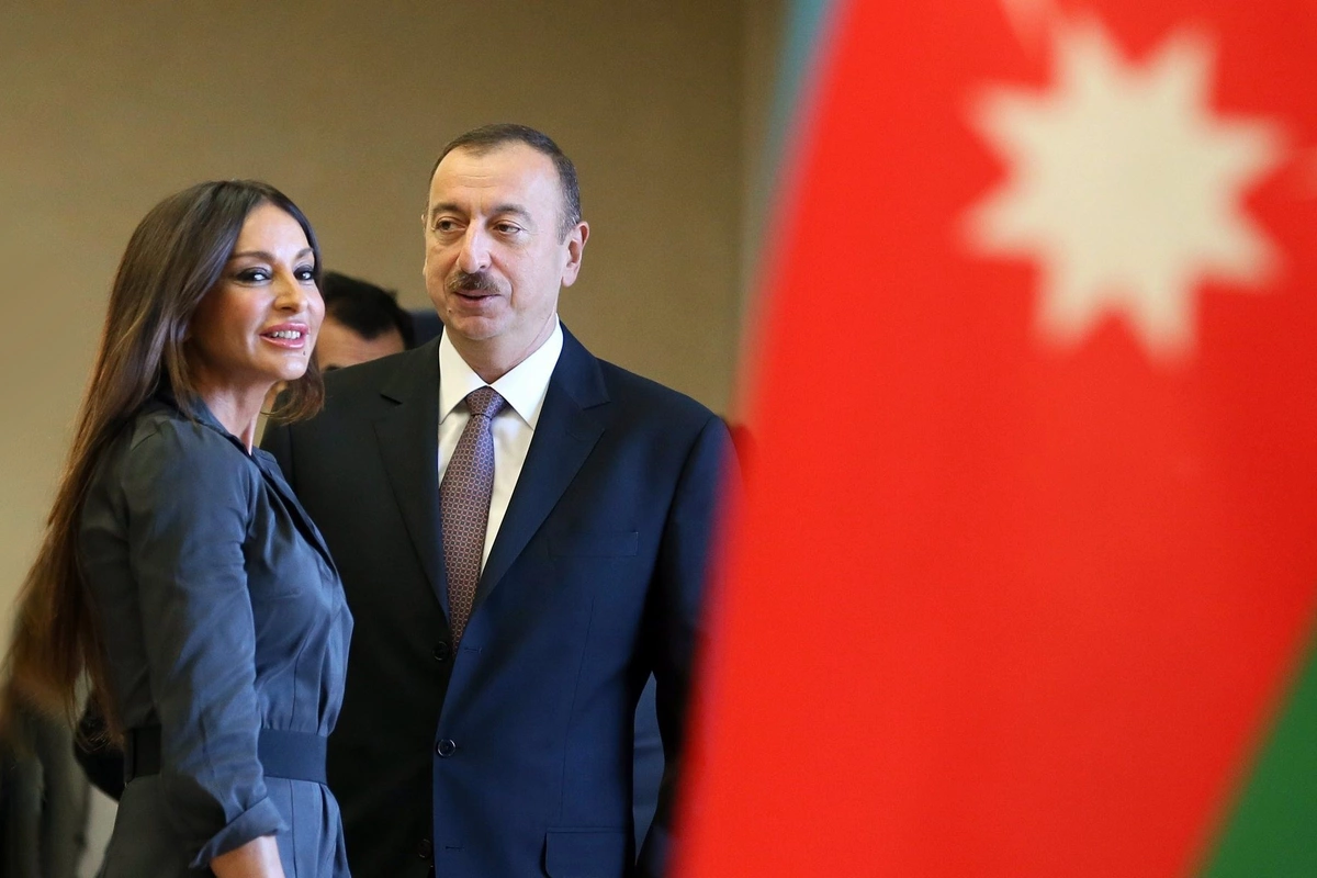 Prezident və Birinci vitse-prezident Xalq şairi Nəriman Həsənzadəni doğum günü münasibətilə təbrik ediblər