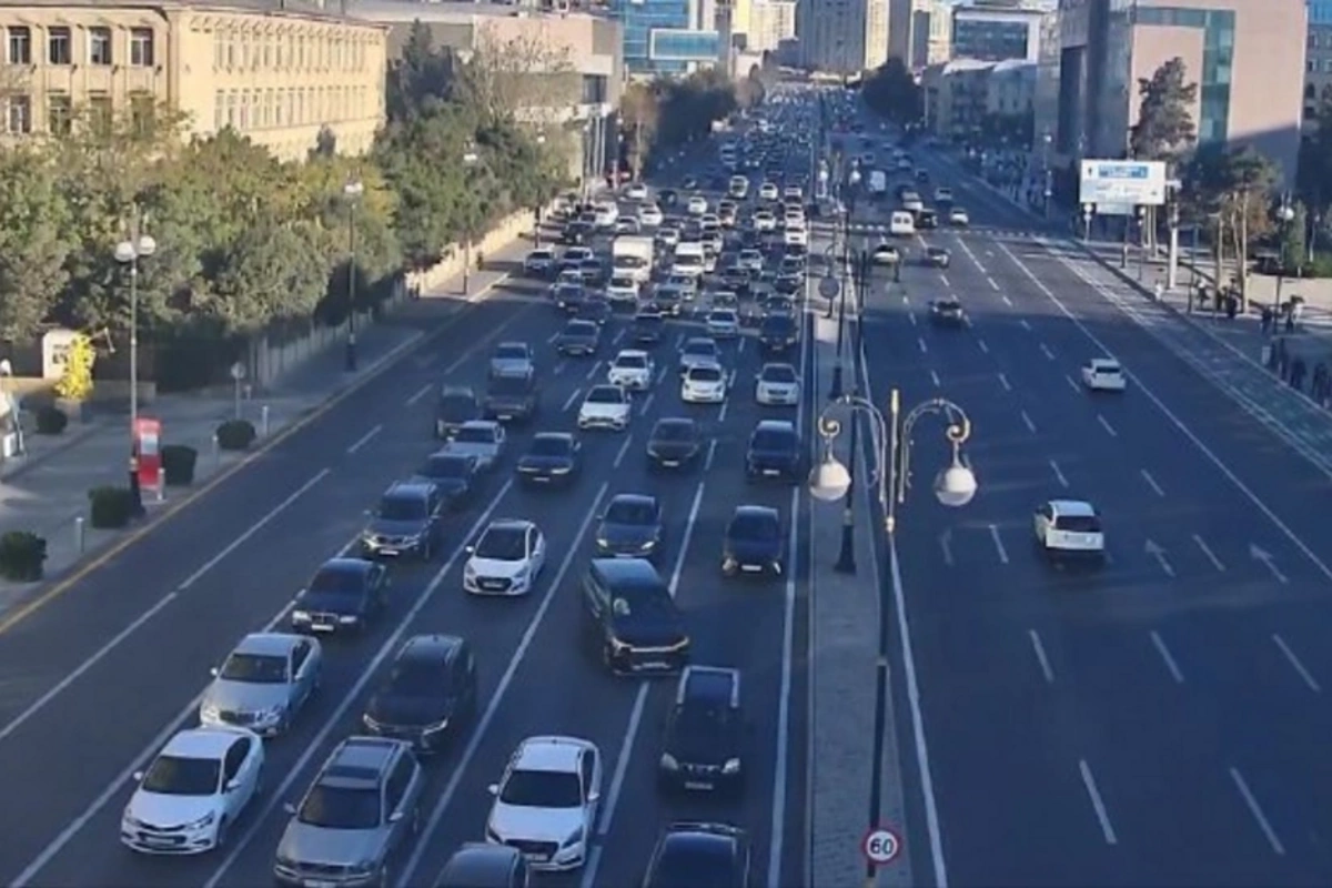 Bakıda 15 istiqamətdə tıxac var Bakıda 15 istiqamətdə tıxac var