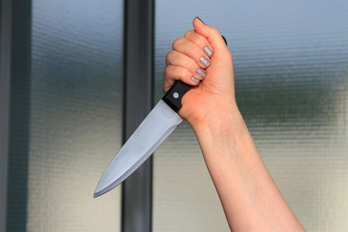 В Баку девочка-подросток ранила отца ножом из-за избиения матери