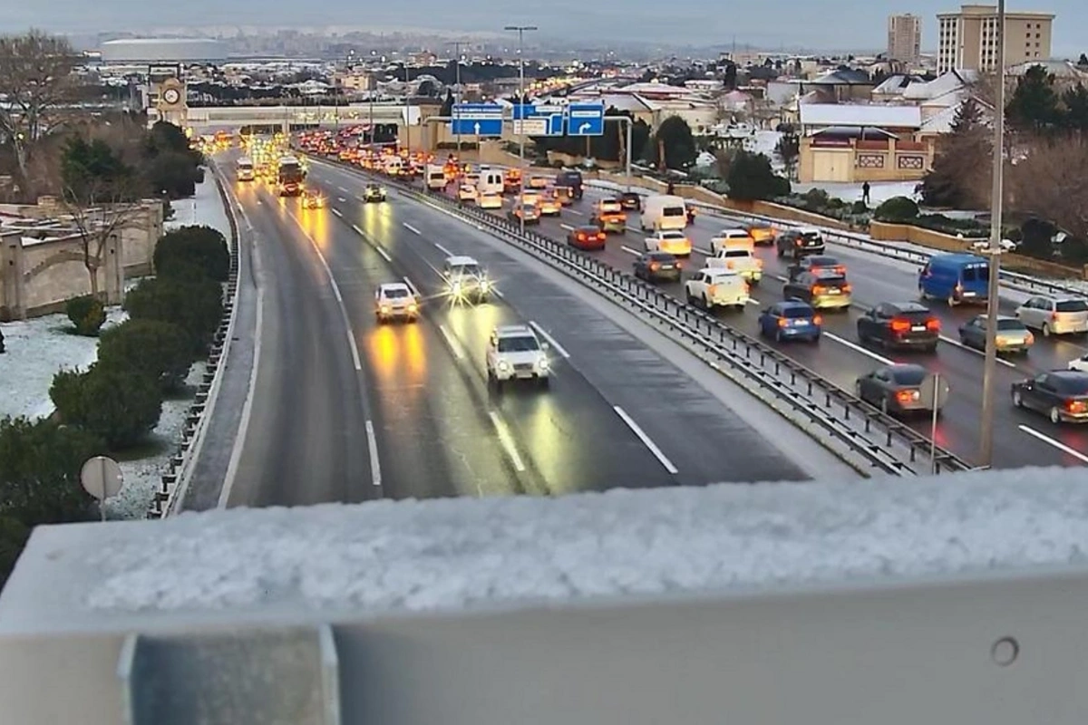 Aeroport yolu buz bağlayıb, nəqliyyatın hərəkəti çətinləşib