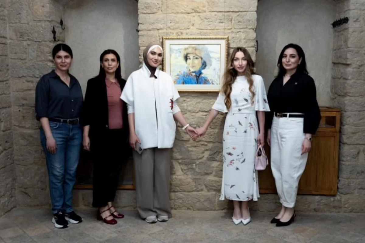 Alyona Əliyeva Rüqəyya Babaxanın Ruhun müxtəlif üzləri adlı fərdi sərgisindən paylaşım edib