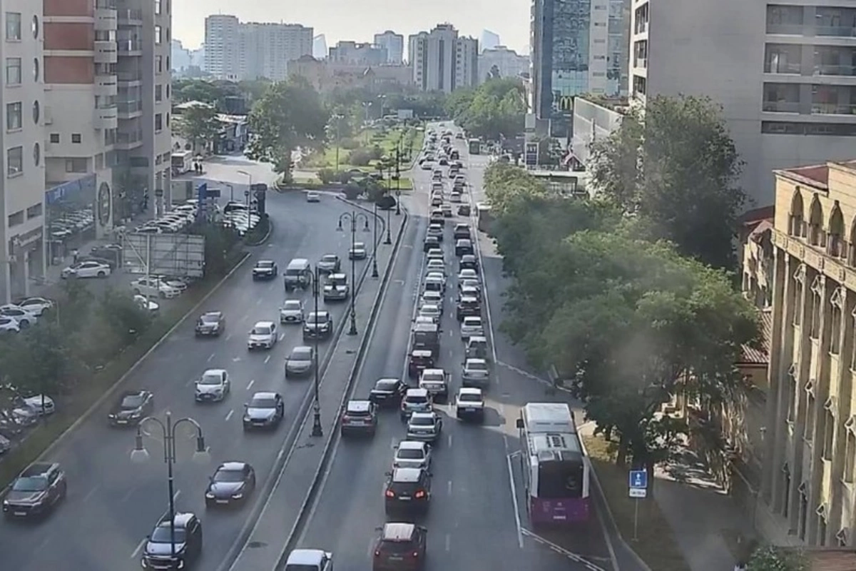 Bakının bir sıra yollarında tıxac yaranıb Bakının bir sıra yollarında tıxac yaranıb