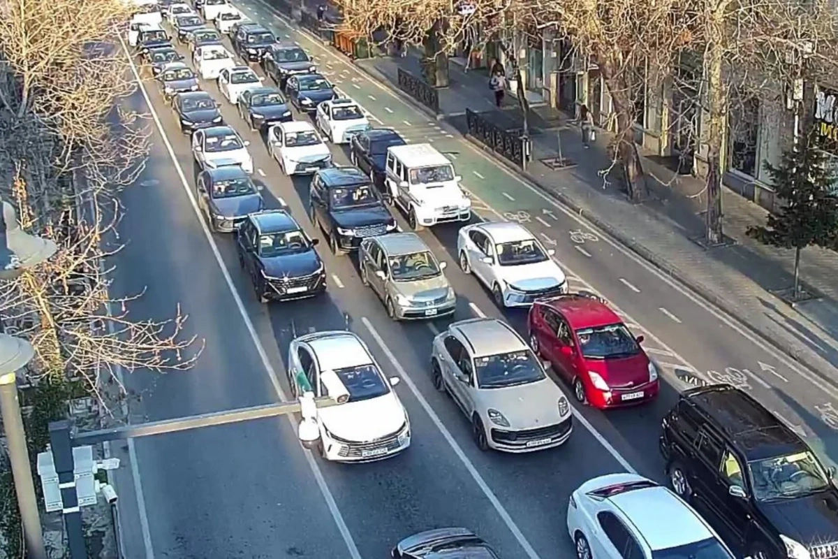 Bakıda 15 istiqamətdə nəqliyyat sıxlığı müşahidə olunur