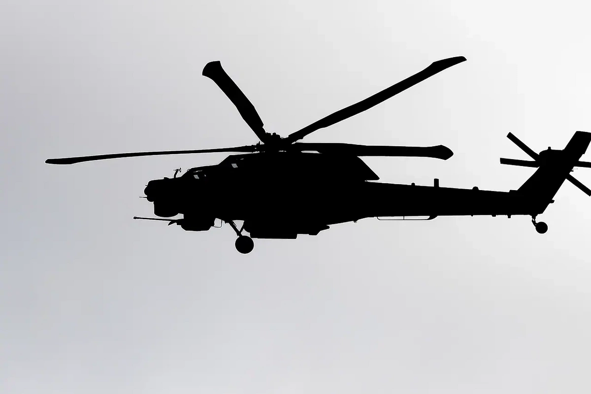Rusiyada helikopterin pəncərəsi uçuş zamanı düşüb