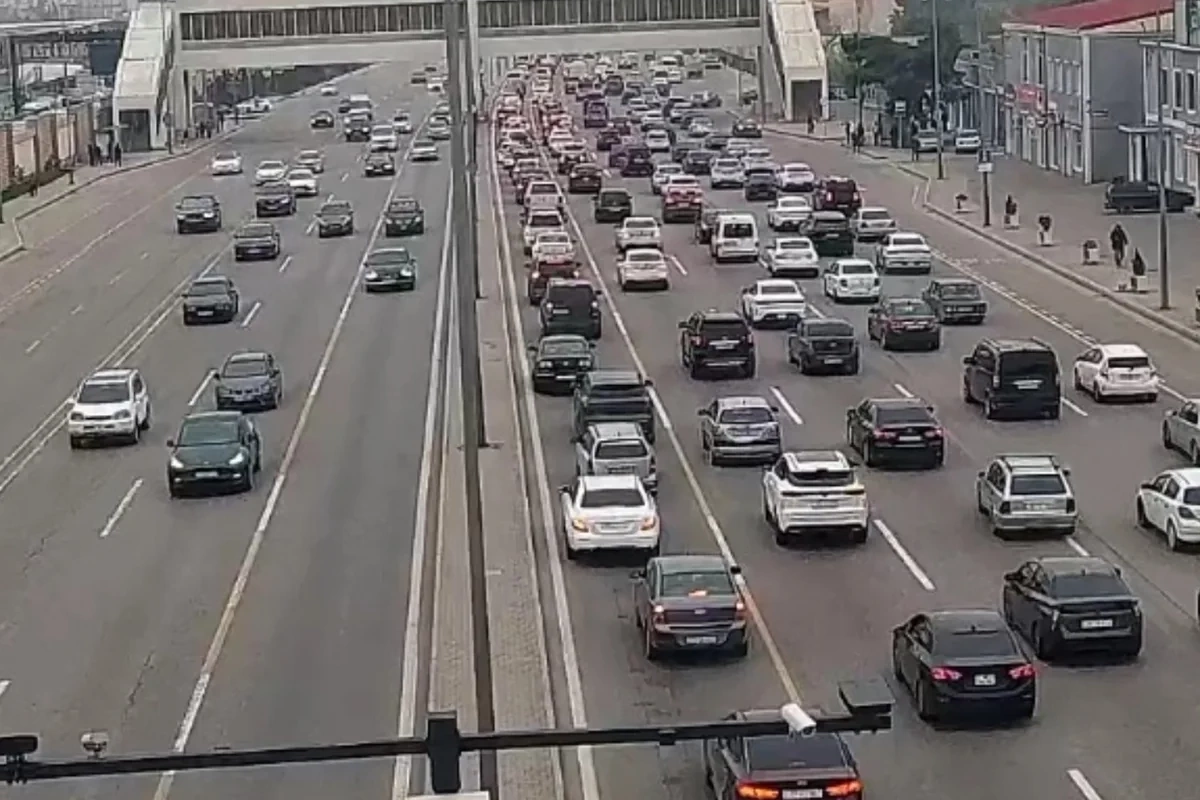 Bakının bir sıra yollarında tıxac yaranıb