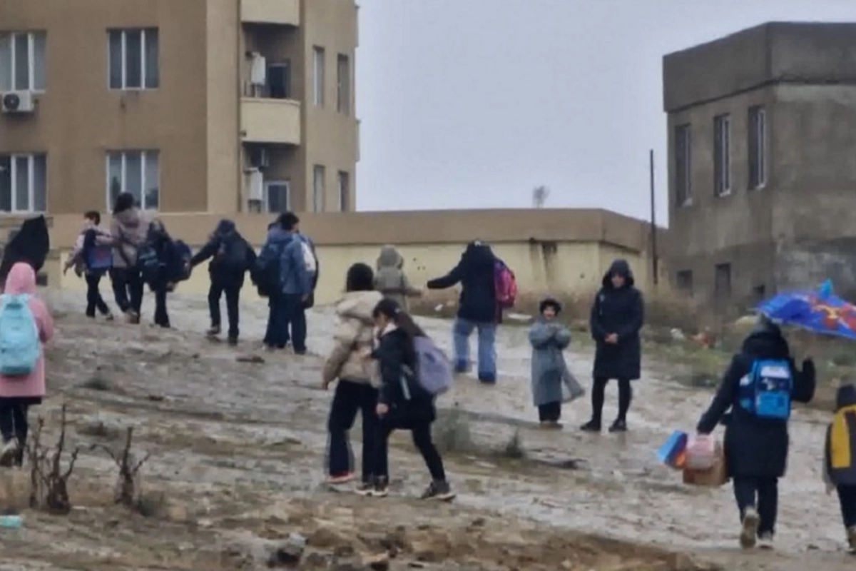 Sarayda məktəb yolu yararsız vəziyyətdə