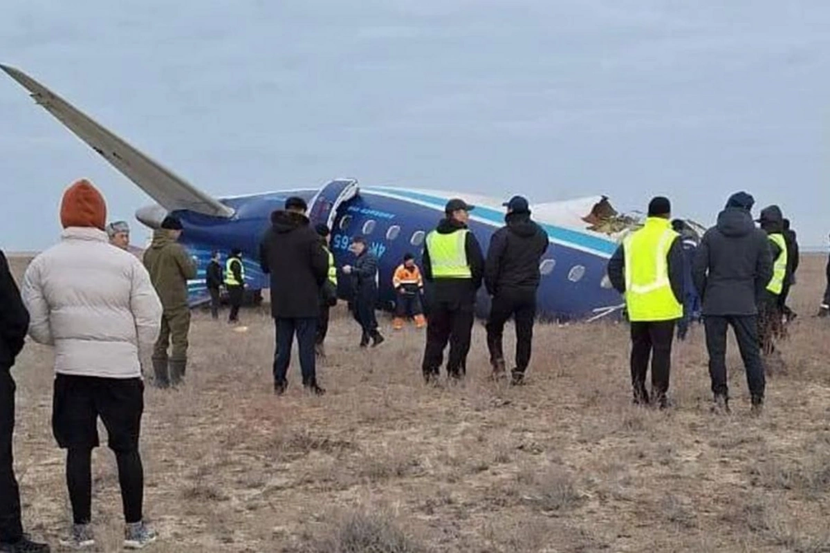 В Азербайджане и Казахстане открылись горячие линии в связи с крушением самолета AZAL