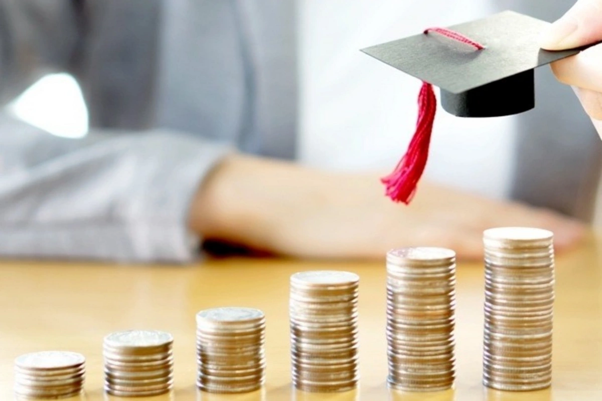 Universitetlərlə valideynləri üz-üzə gətirən problem - Təhsil haqqı necə ödənməlidir?