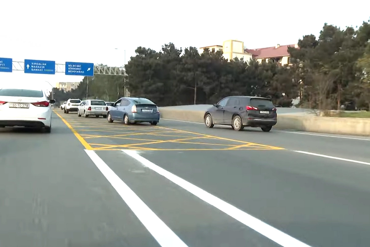 Yeni çəkilən avtobus zolağı yolda daha xaotik vəziyyət yaratdı - Sürücülərdən NARAZILIQ