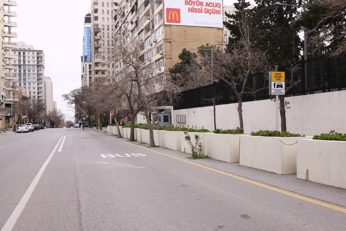 Bakıda avtobus zolaqlarında yeni minib-düşmə yerləri yaradılıb