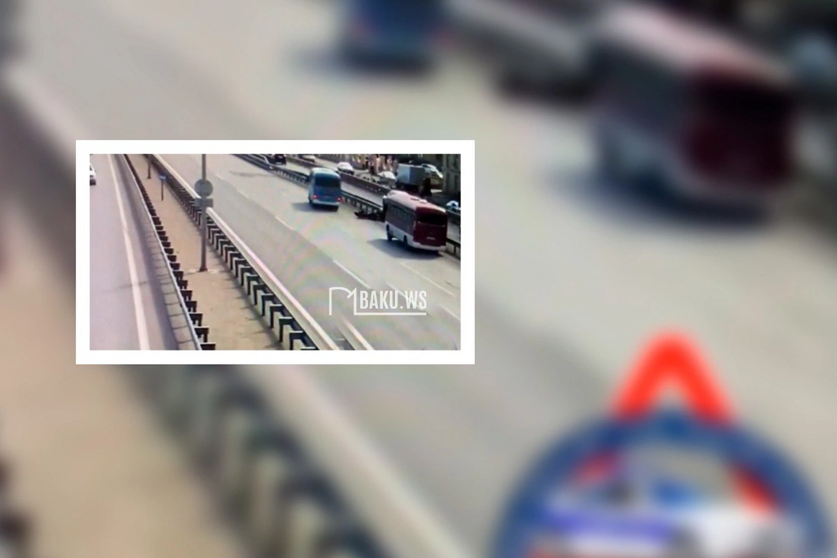 Bakı-Quba yolunda motosikleti avtobus vurdu - ANBAAN VİDEO Bakı-Quba yolunda motosikleti avtobus vurdu - ANBAAN VİDEO