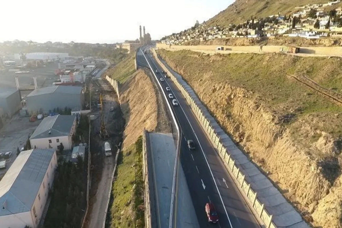 В четырех районах Баку возведут подпорные стены для защиты от селей и наводнений