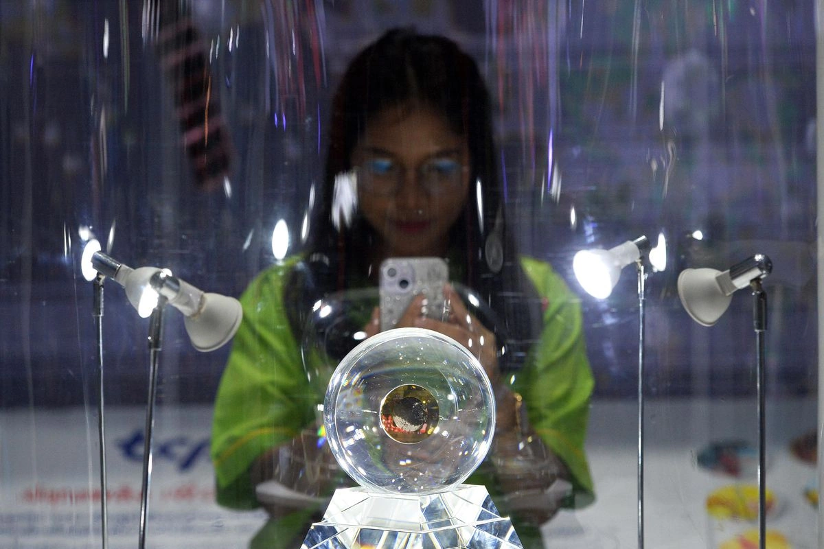 Çinli alimlər Ay nümunələrində iki yeni mineral aşkar ediblər