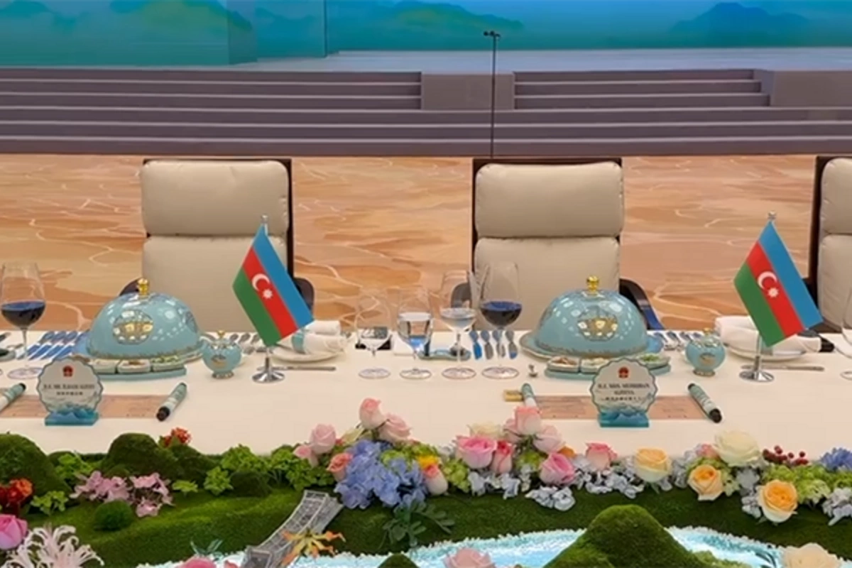 Ziyafətdə Prezident və xanımı üçün ayrılan masa Ziyafətdə Prezident və xanımı üçün ayrılan masa