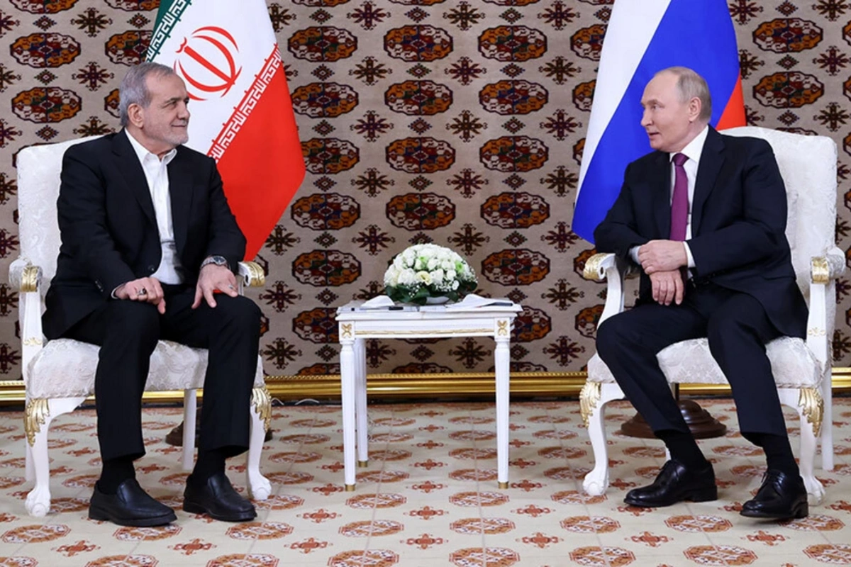 Putin iranlı həmkarı ilə görüşüb Putin iranlı həmkarı ilə görüşüb