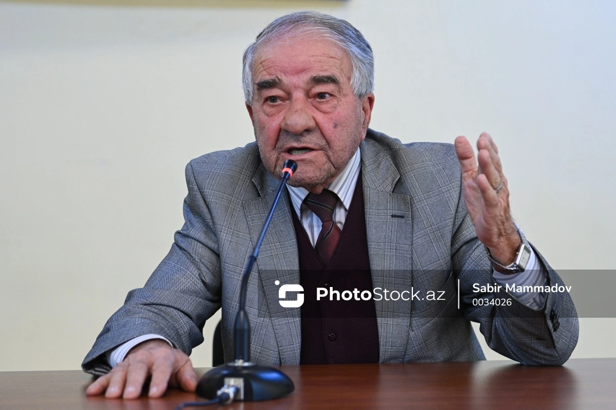 Seyran Səxavət: Yazıçı Anar səhv edir, mən olsaydım, hamısını birdən çıxarardım